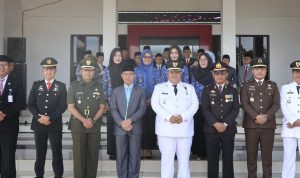 Wakil Bupati (Wabup) Bengkulu Selatan, Rifai Tajudin bertidak sebagai Inspektur Upacara dalam memperingati Hari Otonomi Daerah ke-XXIX Tahun 2025 di Halaman Kantor Bupati Bengkulu Selatan, Jumat (25/04/25).