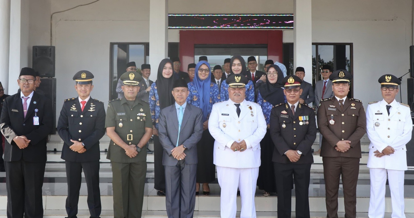 Wakil Bupati (Wabup) Bengkulu Selatan, Rifai Tajudin bertidak sebagai Inspektur Upacara dalam memperingati Hari Otonomi Daerah ke-XXIX Tahun 2025 di Halaman Kantor Bupati Bengkulu Selatan, Jumat (25/04/25).