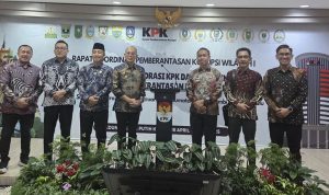 Bupati BengkuluSelatan, Gusnan Mulyadi menghadiri kegiatan Rapat Koordinasi (Rakor) Penguatan Sinergi Kolaborasi Antara KPK dan Pemerintah Daerah Dalam Rangka Pemberantasan Korupsi di Kantor KPK Jakarta, Kamis (22/05/25).