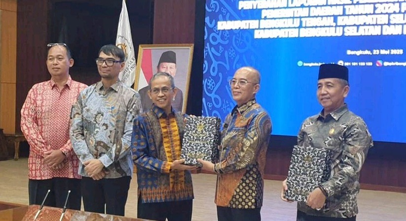 Penghargaan tersebut diserahkan langsung kepada Bupati Bengkulu Selatan, Gusnan Mulyadi oleh Kepala BPK Perwakilan Provinsi Bengkulu yang dilaksanakan di Kantor BPK RI Perwakilan Provinsi Bengkulu, Jumat (23/05/25).