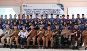 Sebanyak 47 orang CPNS resmi menerima Surat Keputusan (SK) Bupati tentang Pengangkatan Calon Pegawai Negeri Sipil (CPNS) di lingkungan Pemerintah Kabupaten Bengkulu Selatan Formasi Tahun 2024 yang diserahkan langsung Bupati Bengkulu Selatan, Gusnan Mulyadi di Aula Bappeda Litbang, Senin (26/05/25).