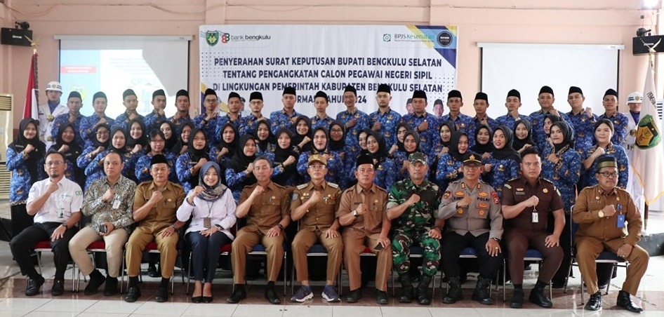 Sebanyak 47 orang CPNS resmi menerima Surat Keputusan (SK) Bupati tentang Pengangkatan Calon Pegawai Negeri Sipil (CPNS) di lingkungan Pemerintah Kabupaten Bengkulu Selatan Formasi Tahun 2024 yang diserahkan langsung Bupati Bengkulu Selatan, Gusnan Mulyadi di Aula Bappeda Litbang, Senin (26/05/25).