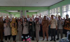 Turut hadir dalam kegiatan tersebut, Kepala Bagian PEPK & LMS Kantor OJK Provinsi Bengkulu Delpa Susianti, perwakilan dari Bank Bengkulu, pihak Pegadaian, Camat Pino, Kepala Sekolah SMA N 8 Bengkulu Selatan, Kepala Desa Ulak Lebar, siswa-siswi SMA 8, masyarakat Desa Ulak Lebar, serta tamu undangan lainnya.