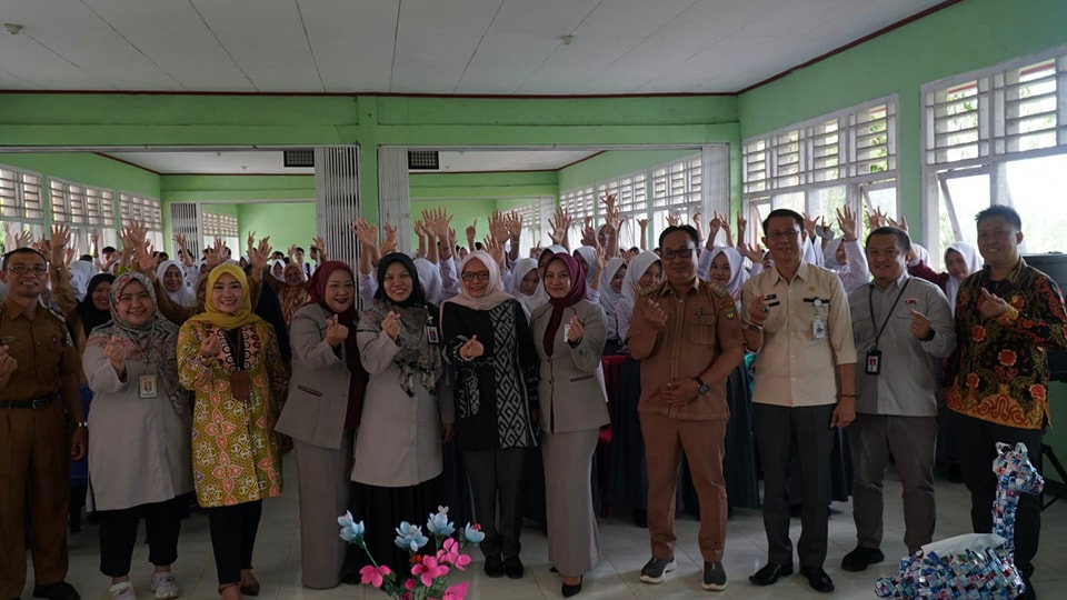 Turut hadir dalam kegiatan tersebut, Kepala Bagian PEPK & LMS Kantor OJK Provinsi Bengkulu Delpa Susianti, perwakilan dari Bank Bengkulu, pihak Pegadaian, Camat Pino, Kepala Sekolah SMA N 8 Bengkulu Selatan, Kepala Desa Ulak Lebar, siswa-siswi SMA 8, masyarakat Desa Ulak Lebar, serta tamu undangan lainnya.