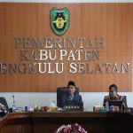 Sekretaris Daerah Kabupaten Bengkulu Selatan, Sukarni didampingi Asisten Bidang Pemerintahan dan Kesra, Isran Kasiri menghadiri Pertemuan Forum Komunikasi Terkait Implementasi Strategi Penguatan Rekrutmen, Cakupan dan Tingkat Keaktifan Peserta dalam Rangka Mencapai Universal Health Coverage (UHC) di Ruang Rapat Sekretariat Daerah Bengkulu Selatan, Kamis (25/04/25).