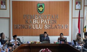 Sekretaris Daerah Kabupaten Bengkulu Selatan, Sukarni didampingi Asisten Bidang Pemerintahan dan Kesra, Isran Kasiri menghadiri Pertemuan Forum Komunikasi Terkait Implementasi Strategi Penguatan Rekrutmen, Cakupan dan Tingkat Keaktifan Peserta dalam Rangka Mencapai Universal Health Coverage (UHC) di Ruang Rapat Sekretariat Daerah Bengkulu Selatan, Kamis (25/04/25).