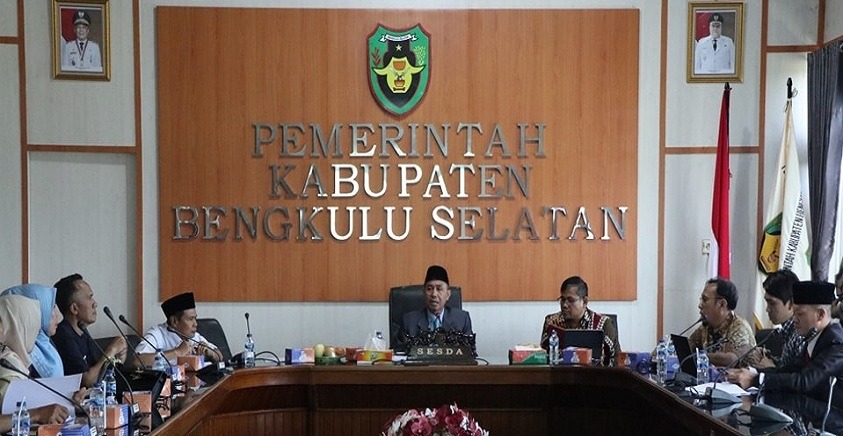 Sekretaris Daerah Kabupaten Bengkulu Selatan, Sukarni didampingi Asisten Bidang Pemerintahan dan Kesra, Isran Kasiri menghadiri Pertemuan Forum Komunikasi Terkait Implementasi Strategi Penguatan Rekrutmen, Cakupan dan Tingkat Keaktifan Peserta dalam Rangka Mencapai Universal Health Coverage (UHC) di Ruang Rapat Sekretariat Daerah Bengkulu Selatan, Kamis (25/04/25).