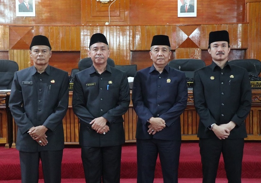Sekda Sukarni, Wakili Bupati Hadiri Rapat Paripurna DPRD Bengkulu Selatan