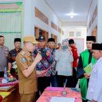 Bupati Bengkulu Selatan, Gusnan Mulyadi, melantik Pergantian Antar Waktu (PAW) Kepala Desa Suka Bandung, Kecamatan Air Nipis di Kantor Camat Air Nipis, Jumat (09/05/25).