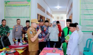 Bupati Bengkulu Selatan, Gusnan Mulyadi, melantik Pergantian Antar Waktu (PAW) Kepala Desa Suka Bandung, Kecamatan Air Nipis di Kantor Camat Air Nipis, Jumat (09/05/25).
