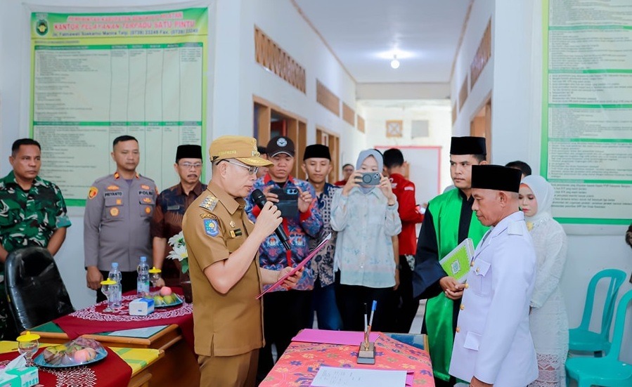 Bupati Bengkulu Selatan, Gusnan Mulyadi, melantik Pergantian Antar Waktu (PAW) Kepala Desa Suka Bandung, Kecamatan Air Nipis di Kantor Camat Air Nipis, Jumat (09/05/25).